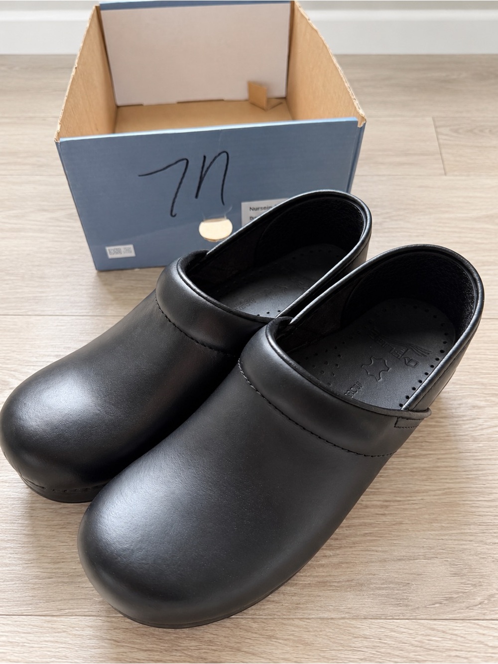 Dansko Narrow Pro Cabrio Black Leather Clogs Women’s 37N size 7